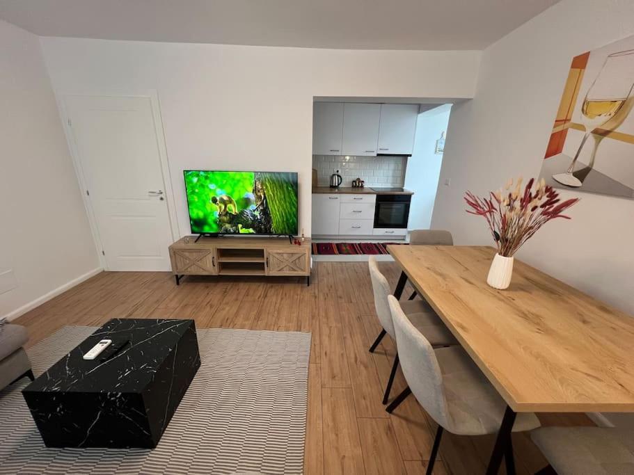 Modern Apt Near City Centre Shkoder Ngoại thất bức ảnh