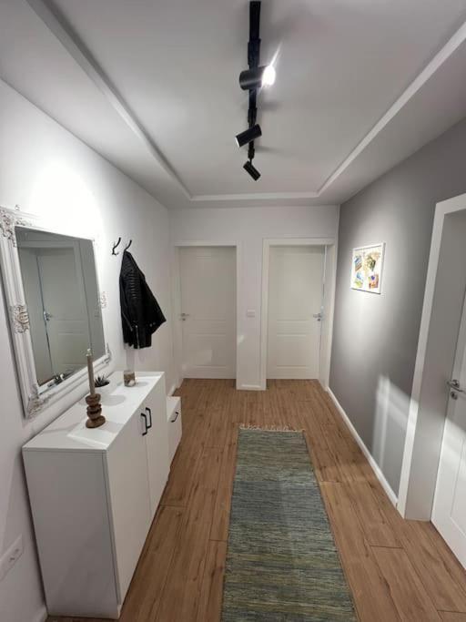 Modern Apt Near City Centre Shkoder Ngoại thất bức ảnh